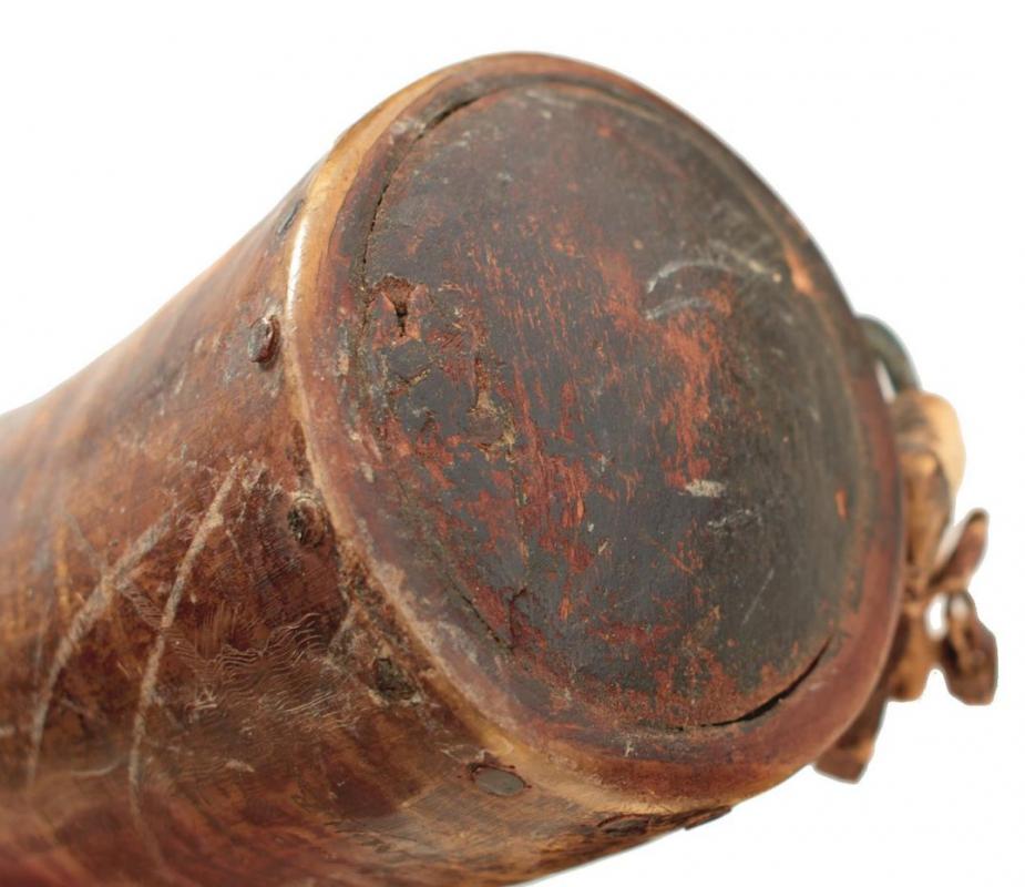 AN 18TH CENTURY POWDER HORN OF AMERICAN INTEREST, the 43cm body finely ...